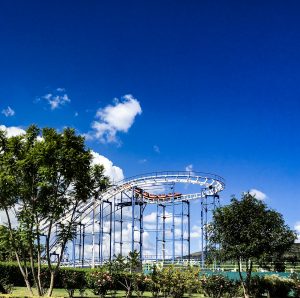 A far view of a roller coaster at Parque Bicentenario, with a deep blue sky at the backdrop. 