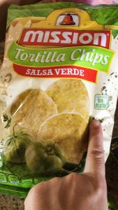 a bag of tortilla chips, "salsa verde" flavor and a without gluten label in spanish. Learning Spanish is hard, but I know a few basics.